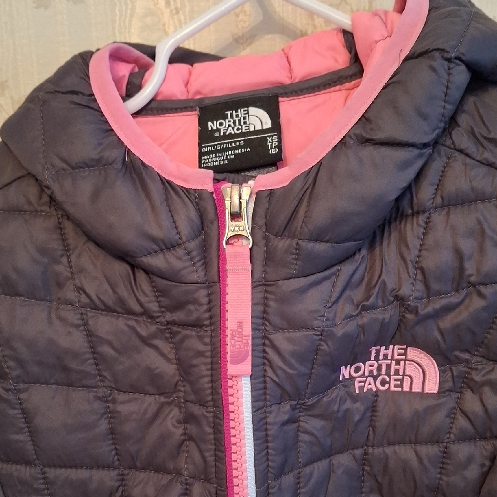 Girls XS / Size 6 The North Face Dark Charcoal & Pink Quilted Mid-Season Jacket - Picture 2 of 9
